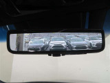車両後方の視界をクリアに映し出す「デジタルインナーミラー」搭載です。
