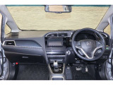 操作性に優れた運転席となります!小物入れや各ボタンの配置にこだわり、使いやすいです!座り心地もよく視認性も良好なのでロングドライブもお任せ下さい!