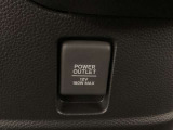 アクセサリーソケットはUSBのアダプターなどをつければ、スマホの充電にも使えます。周辺には物が置けるボックスがついています。