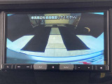 こちらのバックカメラは画面にラインが表示されておりますので、バック時のクルマの進行方向の目安になります。より高いレベルで車庫入れをサポートする、便利な機能ですね。