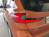 L字型リアコンビランプ:BMWの伝統的なデザインのひとつです。夜間でも誰が見てもBMWとわかる印象的なデザイン。