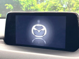 【8.8インチマツダコネクト】車内の雰囲気にマッチした大型のディスプレイ。スマホ接続でのナビ使用やBluetooth再生等、様々な機能が楽しめます。直感的なダイヤル操作が可能で、使い勝手も良好です。