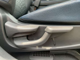 運転席シートリフター(ラチェット式)で、座面の高さも上下に動き、体格にあわせて調整ができ広々でゆったり運転できます♪