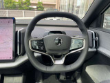 しっとりと手になじむテイラード・シルクメタル・スポーツステアリング。272馬力(カタログ値)を発生するEX30を操ります。また、各種手元操作スイッチも付き、美しいデザインで、ホールド感に優れます。