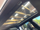 【パノラマルーフ】大型のガラスルーフ搭載で車内の解放感が一気にアップ!開放的なドライブをお楽しみいただけます。