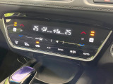 【左右独立型フルオートエアコン】運転席と助手席でそれぞれお好みの温度に設定可能。同乗者にも配慮した、最適な空調をお届け致します。
