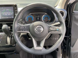 右、高速道路でアクセル、ブレーキ、ステアリングをサポートするプロパイロットの操作スイッチ。左、ナビ、メーターパネル内を操作するスイッチ。