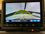 リバースギアに入れるだけで後方の表示へ切り替わります。夜間や雨の日の駐車も楽になりますよ。