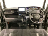 車内は光触媒抗菌消臭施工済です。スタイリッシュなデザインでスポーティなインパネ周りを演出します。グローブボックスやカップホルダーのほかにトレーなどたくさんの収納スペースが付いています。