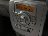 【オートエアコン】一度お好みの温度に設定すれば、車内の温度を検知し風量や温度を自動で調整。暑い&hellip;寒い&hellip;と何度もスイッチ操作をする必要はありません。快適な車内空間には必須の機能ですね♪