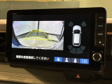 リバースギアに入れるだけで後方の表示へ切り替わります。夜間や雨の日の駐車も楽になりますよ。