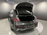 トランク容量は同一他社車両より広く、旅行やゴルフ等様々な場面で役立ちます。