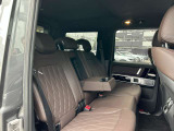 メルセデスのシートは少し硬めになっております。長時間の運転の際、適度な反発があることでお尻や腰の負担を減らす効果が御座います。