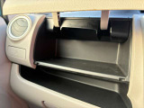 グローブBOX上部にも嬉しい格納式インストスライドボックスを設置!スリムタイプのティッシュBOXやちょっとした小物を片付けたいときにお使いください!