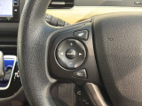 ステアリングにオーディオ操作スイッチが付いています。オーディオ画面に直接タッチしなくても操作が出来ますので、運転に集中できます。