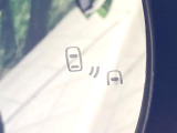 【ブラインドスポットモニター】走行中、ドアミラーの死角になりやすい箇所に後続車が接近するとサイドミラー付近に警告を表示、ドライバーに注意喚起をしてくれます。