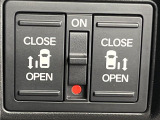 【両側パワースライドドア】スマートキーや運転席のスイッチで後席両側スライドドアの開閉が可能♪電動だから力を入れてドアを開ける必要が無く、小さなお子様でも簡単に開け閉めでき快適です♪