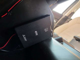 エアバッグ作動時や後突時、もしくは車内のSOSボタンを押した際に緊急通報オペレーターに連携し、救急・警察を手配します。更にオペレーターにも連携、お客様のご要望に応じてロードサービスの手配を行います。