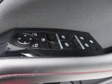 運転席のパワーウインドースイッチ部です。よく触れる場所だからこそ、使用状態があらわれますよね。ぜひこうした所もチェックしてください。