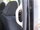 【センターピラーグリップ】お子様や年配の方がラクに乗り降りできるように、後部座席の乗車口には手すりがついています。