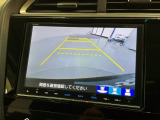 リバースギアに入れるだけで後方の表示へ切り替わります。夜間や雨の日の駐車も楽になりますよ。