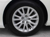 純正アルミホイールは精度が高く、走行の安定性が優れています。215/60R16
