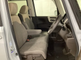 女性でも運転がしやすいように、シートの高さ調整機能(シートリフター)がついています。運転席と助手席の間が空いている為、助手席側への移動がスムーズです。交通量の多い道でも助手席側から乗り降りができます。