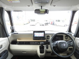 ★視界★運転を気分よく楽しむための工夫のひとつとして、高い剛性をもたせた極細フロントピラーを採用。 前方の死角を減らし、交差点などでの安心感を高める、良好な視界にこだわりました。