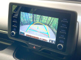 【バックカメラ】駐車時に後方がリアルタイム映像で確認できます。大型商業施設や立体駐車場での駐車時や、夜間のバック時に大活躍!運転スキルに関わらず、今や必須となった装備のひとつです!