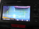 バックカメラの画像です。ガイドラインがスムースな車庫入れをサポートいたします。車庫入れの安心感がアップしますね。