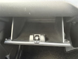 【グローブボックス】大容量のグローブボックスです!!車検証ケース他、日頃使う小物類の収納スペースもたくさんあります!