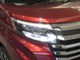 LEDヘッドライトです。デザイン性がよくとても明るいので、夜間の走行や悪天候でも安心です。しかも長寿命!