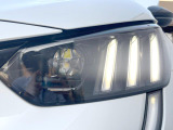 ●LEDヘッドライト:夜間走行時も良好な視界を確保し安心して運転できる高輝度LEDヘッドライトを装備!点灯速度が早く、消費電力も抑えられています。