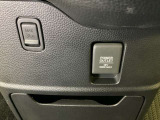 アクセサリーソケットはUSBのアダプターなどをつければ、スマホの充電にも使えます。周辺には物が置けるボックスがついています。