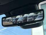 【デジタルインナーミラー】車両後方カメラの映像をルームミラーに映すことが出来ます。 そのため、後席に人や荷物があって後方が見えづらい場合でもしっかり視界を確保することが出来ます。