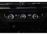 運転席と助手席の温度設定の変更が可能な左右独立タイプのデュアルエアコンです♪♪♪暑がりな人・寒がりな人も誰もが車内を快適にお過ごしいただけます♪♪♪