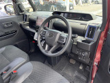 【運転席】座り心地が良いシートなので長時間の運転でも快適にお過ごしいただけます。新品のフロアマットのご注文も可能です。掲載箇所以外にご希望の写真がございましたらお気軽にお問い合わせ下さい。