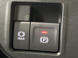 【電動パーキングブレーキ】パーキングブレーキは便利な電動式!ボタン一つで操作でき、アクセルを踏めば自動で解除されます♪レバーやペダルが無いので運転席廻りもすっきりしますね♪