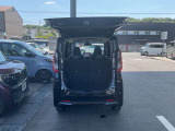 バックドアは大きく開きます。定員乗車時でも十分広いラゲッジスペースを確保しています