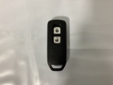 スマートキーを装備しています。鍵を差し込むことなくドアロックの開け閉めと、スタートボタン操作でのエンジンスタートができます。