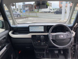 すっきりした運転席周りにはナビやエアコンの操作パネルを設置しておりますので、お一人での運転でもご安心できます。
