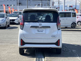 後部座席はプライバシーガラスとなっています。座っている人や置いてある荷物が見えにくくなっているのでプライバシーの確保が出来ます。ぜひ見て確認してみて下さい