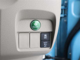 〈VSC〉は、車両の横滑りをセンサーが検知すると、4輪それぞれのブレーキの力とエンジンの出力を自動的に制御し、車両の安定性を確保します!