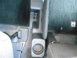 運転席への足元へ物が落ちるのを防ぐ防止板付き☆ドリンクホルダー付いています♪