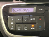 【オートエアコン】一度お好みの温度に設定すれば、車内の温度を検知し風量や温度を自動で調整。暑い&hellip;寒い&hellip;と何度もスイッチ操作をする必要はありません。快適な車内空間には必須の機能ですね♪