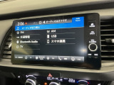 HondaCONNECT対応の便利なナビディスプレー。お持ちのスマートフォンと連携して、ナビやBluetoothでの音楽再生が可能です。デザインはもちろん、操作性も良好です。