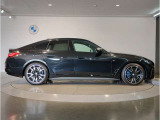 【BMWの伝統-3】BMWのお車は、&ldquo;駆け抜ける歓び&rdquo;を体現しております。走行の安定性とコーナリングの良さを追求し、思い通りにハンドルの操作可能です。