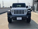 「どこにでも行ける。何でもできる。」Jeepに息づく自由の精神はその素晴らしい性能で、Jeepだから辿り着ける未知なる世界へ誘い心と身体を開放します。