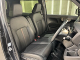 乗降がしやすい運転席。高さが調節できて小柄な方でも運転しやすいポジションをとることができます。