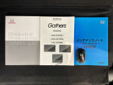 スマートキーは鍵をバッグに入れたままでもドアロックの開閉やエンジンのON・OFFができます。夜間や雨の日も鍵を探さなくて良いので便利です。